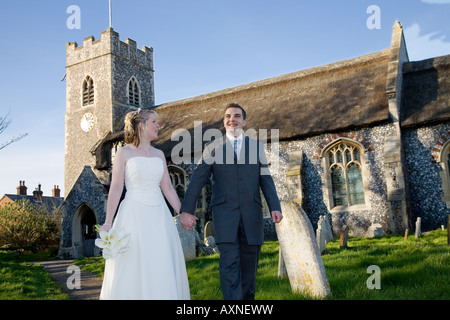 Neu verheiratetes Paar gehen Hand in Hand Kirche Weg Stockfoto
