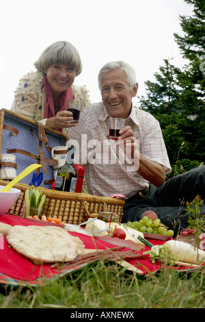 Senior paar mit einem Picknick in den Bergen, selektiven Fokus Stockfoto