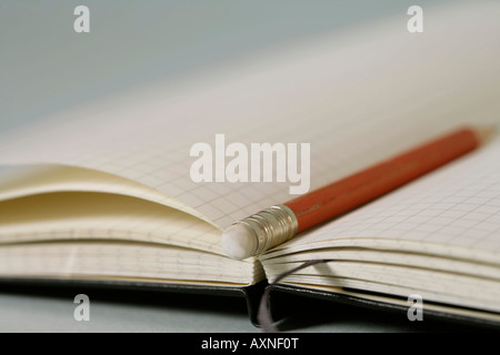 Bleistift auf einer leeren Arbeitsmappe, Nahaufnahme, selektiven Fokus liegen Stockfoto