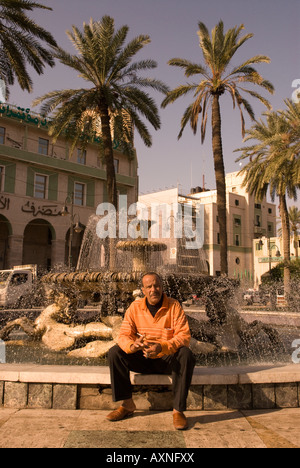 Entspannende libyschen Menschen durch italienische Brunnen Green Square Tripolis Libyen Stockfoto