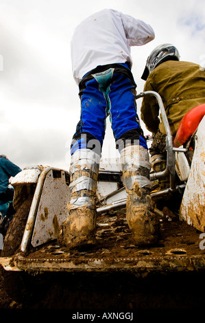 Rohr mit Klebeband Stiefel Sidecar Dirtbike Motocross Racer Rennen Passagier Teamarbeit Schlamm schlammigen Vintage Twin-Shock-Mx sidehack Stockfoto