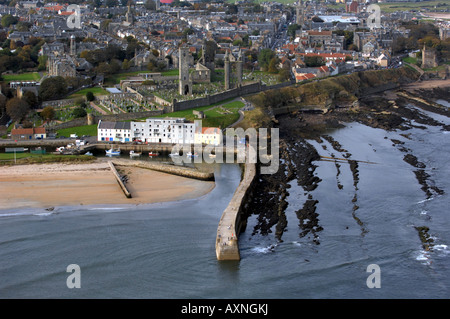 Luftaufnahme von St. Andrews vom Meer Stockfoto