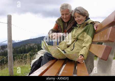 Altes Ehepaar Blick auf eine Karte in den Bergen Stockfoto