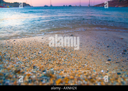 Eine Nahaufnahme der Kieselsteine am Strand von Ornos, Insel Mykonos, Griechenland Stockfoto