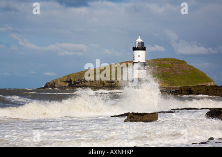 Raue See windig stürmischen Wetter von Penmon Leuchtturm und Papageitaucher Island mit Wellen, die auf der felsigen Küste im Frühjahr. Penmon Punkt ANGLESEY Wales UK Stockfoto