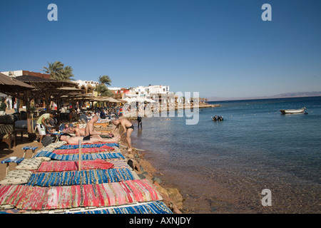 Dahab Sinai Ägypten Nordafrika Februar Urlauber ein Sonnenbad im wunderbaren Wetter in diesem beliebten Tauchgebiet Stockfoto