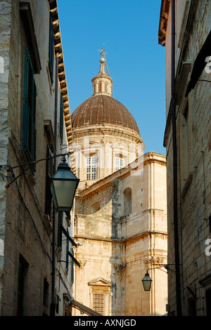 Eine schmale Straße führt bis zur Kathedrale in Dubrovnik Dalmatien Kroatien Stockfoto