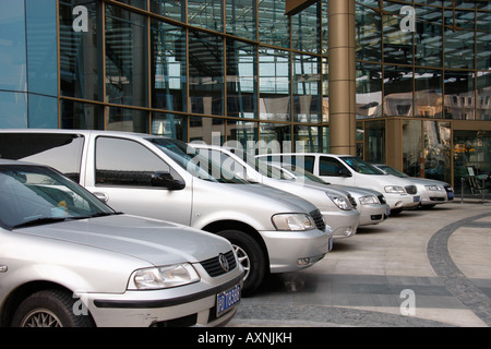 Lineup von chinesischen Autos außerhalb des Hyatt Hotel Bund in Shanghai China Stockfoto