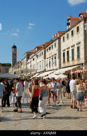 Touristen drängen sich die Placa Stradun der Haupteinkaufsstraße in der alten Stadt von Dubrovnik Dalmatien Kroatien Stockfoto