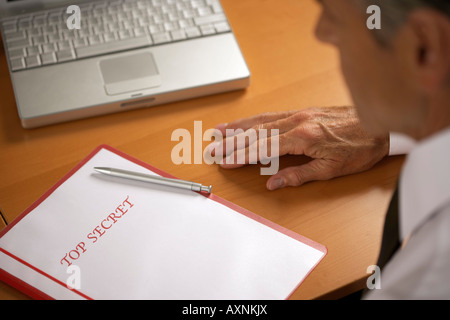 Leitenden Geschäftsmann mit Top Secret-Dokumente Stockfoto