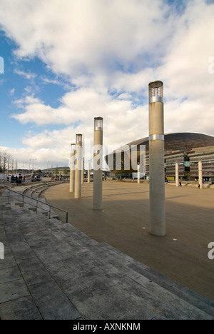 Vertikale Weitwinkel von Wales Millennium Centre "Canolfan Mileniwm Cymru" von Roald Dahl Plass in Cardiff Bay an einem sonnigen Tag. Stockfoto