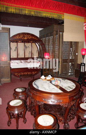 Schlafzimmer in einem chinesischen Hotel in der Altstadt von Suzhou, China Stockfoto
