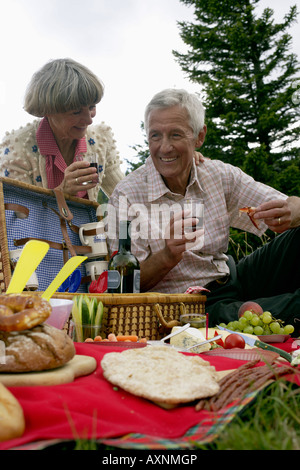 Senior paar mit einem Picknick in den Bergen, selektiven Fokus Stockfoto
