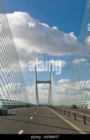 Vertikale Nahaufnahme der zweite Severn Brücke [ail Groesfan Hafren] Masten und Leitungen kreuzen Severn Mündung an einem sonnigen Tag Stockfoto