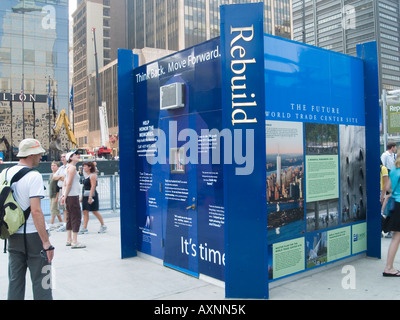 Menschen lesen Informationen über die Zukunftspläne für den Standort des World Trade Center Ground Zero in New York City USA Stockfoto