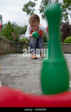 Kleiner Junge spielt mit Plastikstifte, selektiven Fokus Stockfoto