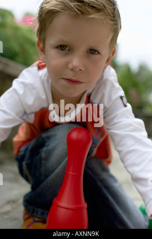 Kleiner Junge mit einem Kunststoffstift, selektiven Fokus Stockfoto