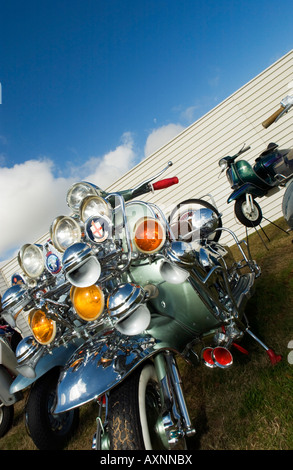 Lasten der Scheinwerfer auf der 1960er Jahre retro Vintage mod Lambretta Motorrad Motorroller Rocker RAC Chrom unter blauem Himmel Stockfoto