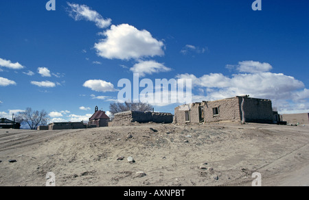 Ein Blick auf den alten Adobe und Steinbauten des San Juan Indian Pueblo Ohkay Owingeh Stockfoto