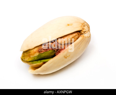 Einzelne Pistazie geknackt Öffnen zeigt Kernel hautnah Stockfoto