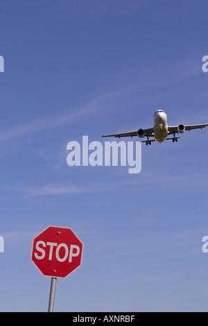 Flugzeug und Stop-Schild Stockfoto