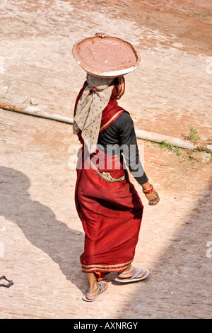 Frau arbeitet in der Straße am Sonnenuntergang Agra Uttar Pradesh, Indien Stockfoto