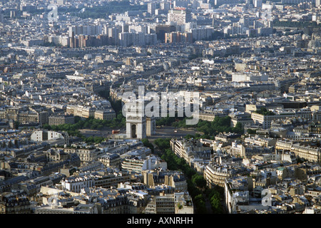 Luftaufnahme von Paris vom Eiffelturm, zeigt den Arc de Triomphe Stockfoto