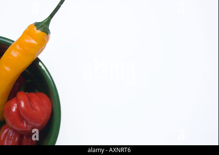 Chilis in eine Schüssel geben Stockfoto