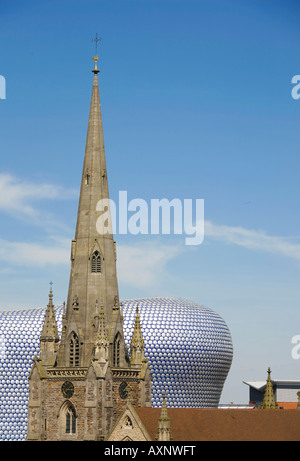 St-Martins-Kirche vor dem Selfridges Gebäude auf dem Bullring Shopping Centre Birmingham England UK Stockfoto