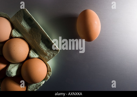 Eiern in einer Kiste in einer Küche. Stockfoto