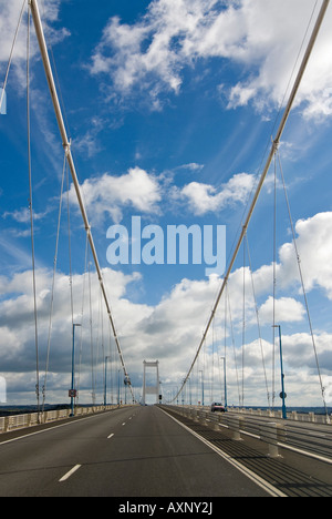 Vertikale Nahaufnahme von den weißen Trägern im Zentrum von der ursprünglichen Severn Brücke [Pont Hafren] an einem sonnigen Tag Stockfoto