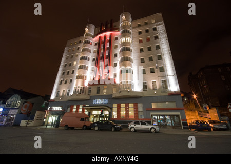 Ein Art-Deco-Gebäude in der Nacht. Stockfoto