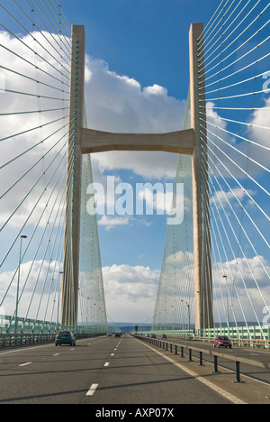 Vertikale Ansicht des Zweiten Severn Bridge [ail groesfan Hafren] aka der Prinz von Wales Brücke (Pont Tywysog Cymru) Überschreiten der Severn Estuary. Stockfoto