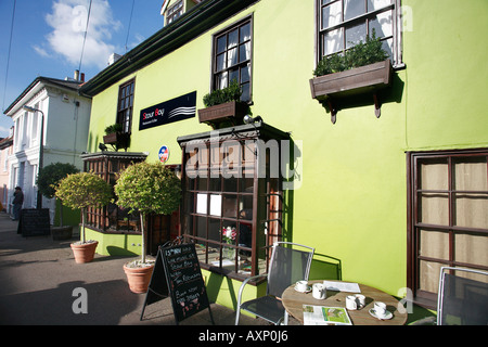 Die Stour Bay Restaurant an der Hauptstraße von Englands kleinste Stadt Manningtree Stockfoto