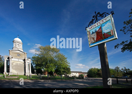 Der Wegweiser für Mistley, einem kleinen Dorf neben Englands kleinste Stadt Manningtree.  Mistley Türme sind im Hintergrund Stockfoto