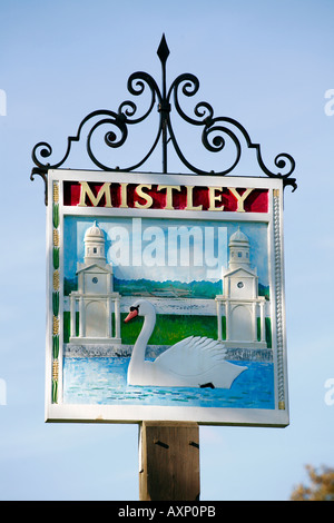 Der Wegweiser für Mistley, einem kleinen Dorf neben Englands kleinste Stadt Manningtree Stockfoto