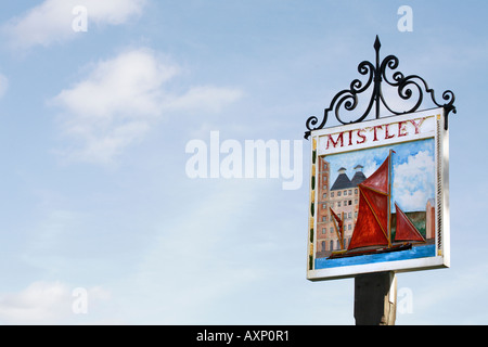 Der Wegweiser für Mistley, einem kleinen Dorf neben Englands kleinste Stadt Manningtree Stockfoto