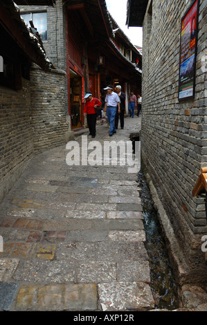 Die Stein gepflasterte Gasse der Altstadt Lijiang, Yunnan, China. Stockfoto