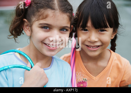 Nahaufnahme eines multiethnischen Mädchen lächelnd Stockfoto