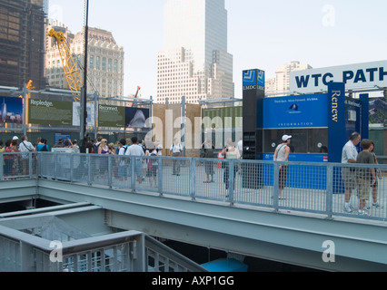 Menschen auf dem Gelände des World Trade Center Ground Zero in New York City USA Stockfoto