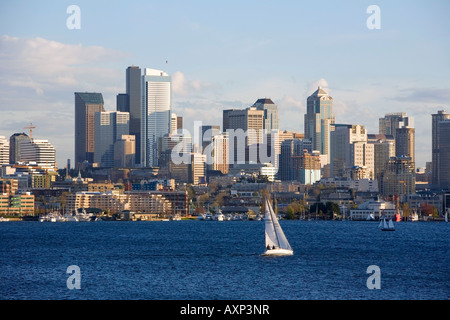 Segelboot auf Lake Union Blick nach Süden am Seattle Central City Skyline von Seattle Washington USA Frühjahr Stockfoto