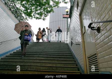 Eine Treppe in die Metro von Paris Frankreich, in der Nähe des Tour Montparnasse, der höchste der Stadt bauen Stockfoto