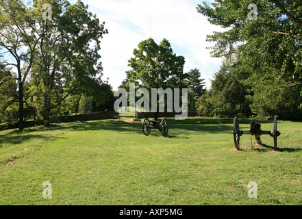 Konföderierte Artillerie auf Maryes Höhen, Fredericksburg, VA.  Fredericksburg National Cemetery ist im Hintergrund. Stockfoto