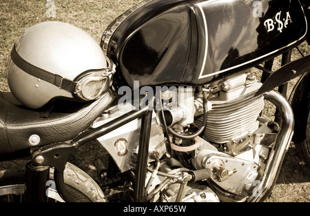 Klassischer Vintage Racer BSA-Motorrad-Motorrad mit offener Pudding Becken silbernen Helm mit Brille fliegen Stockfoto