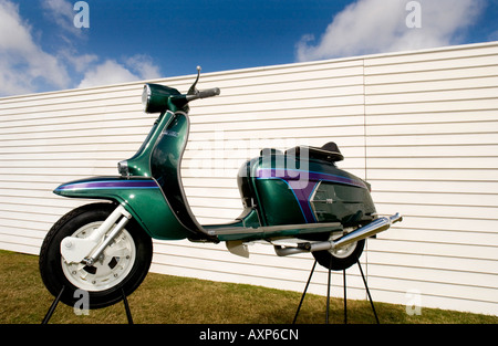 1960er Jahre retro Vintage mod Lambretta Vespa Motorrad Motorroller Rocker RAC Chrom unter blauem Himmel grün türkis Stockfoto