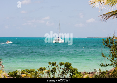 Boote verankert und Leute Schnorcheln und Schwimmen am Mermaid Reef auf den Bahamas Stockfoto