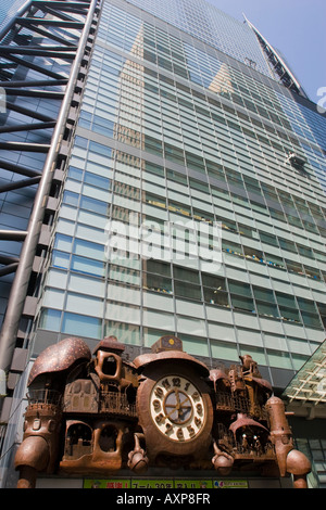 Riesigen Kupfer mechanische Figur Uhr auf NTV Hauptsitz Bürogebäude in Shiodome Bezirk von Tokio Japan Stockfoto