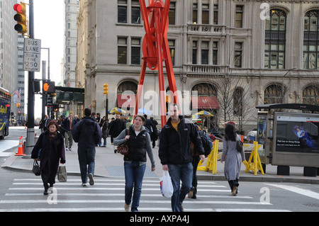 Broadway in Lower Manhattan. Die 70-Fuß-hohe Skulptur ist durch Mark di Suveros und heißt "Joie De Vivre." Stockfoto