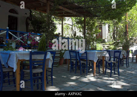 Eine traditionelle griechische Taverne auf dem Platz von den traditionellen Dorf von Kazaviti Megalos, Prinos, Thassos, Griechenland. Stockfoto