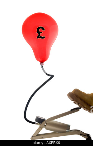 roten Ballon mit Pfund Sterling Symbol aufgeblasen durch eine footpump Stockfoto